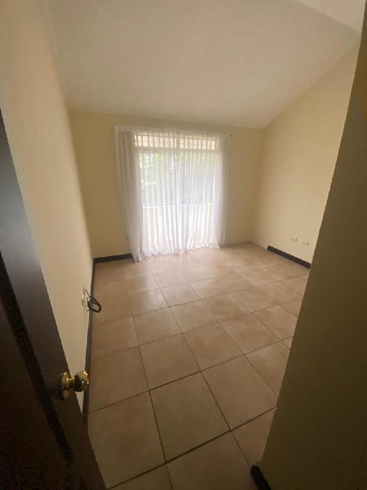 Amplia casa en Renta Condominio Lucerna Santa Catarina