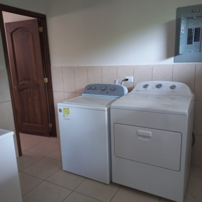 Plus Real Estate vende/ renta apartamento en zona 15 VHII — foto 4