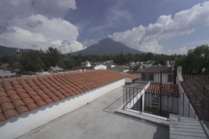 HERMOSA CASA DE ESQUINA, ANTIGUA GUATEMALA - Image 3