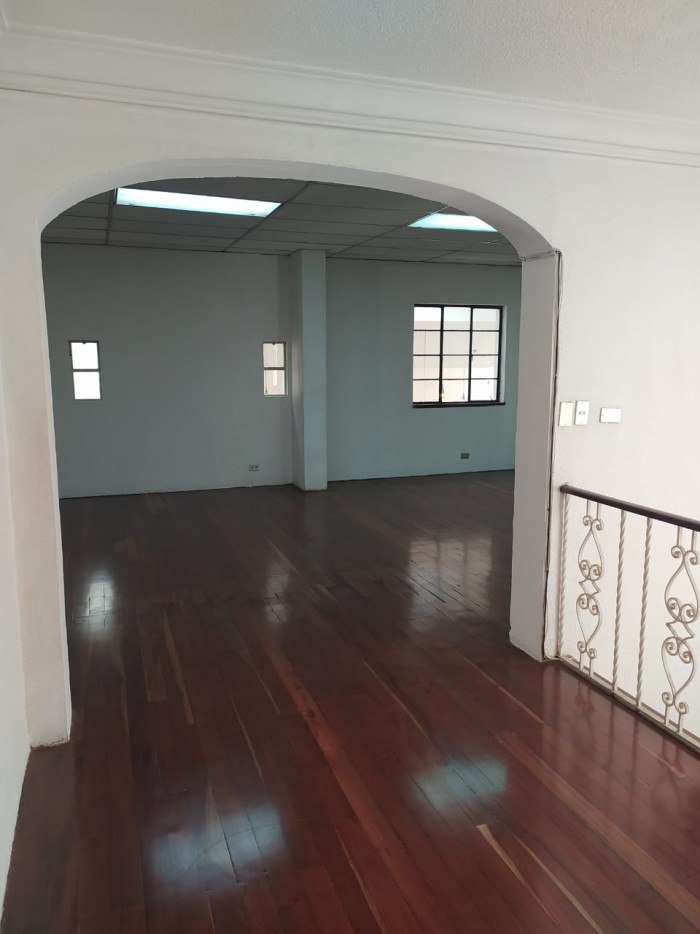 Plus Real Estate Renta amplio Local Comercial en zona 10. — foto 8