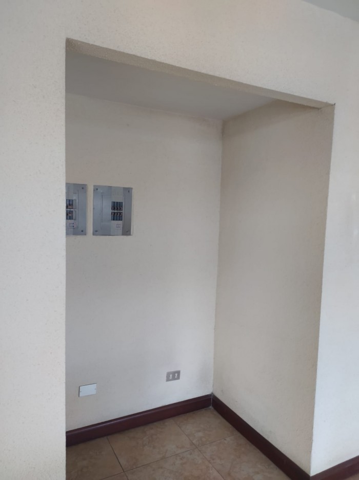 Rento amplio apartamento en buena ubicación zona 10. — foto 2