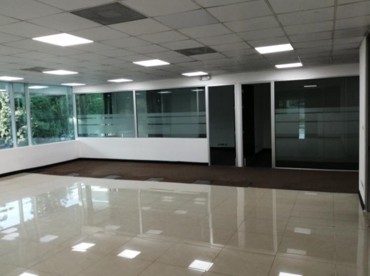 Alquiler Oficina Tabicada en Zona 10 Avenida Reforma - Image 2