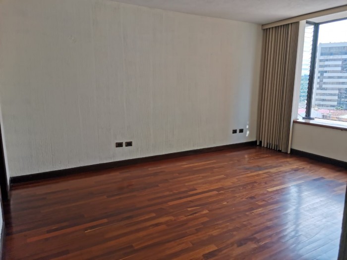 Rento cómodo y amplio apartamento en zona 14 — foto 10