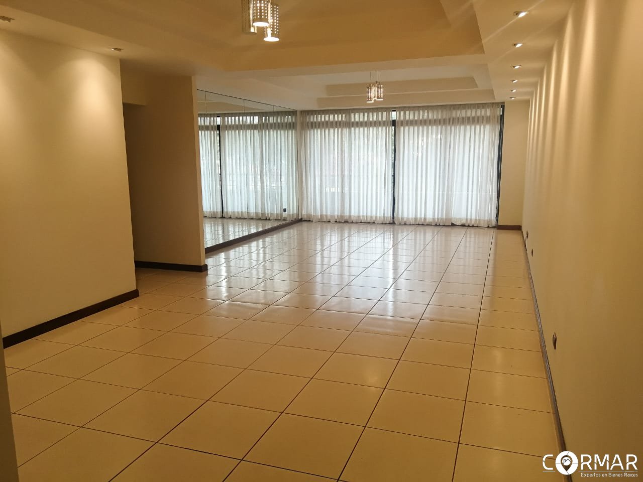 Apartamento amplio e iluminado en alquiler, zona 14 - Image 1