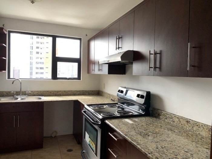 VENTA y RENTA amplio Apartamento en zona 14 - Image 1