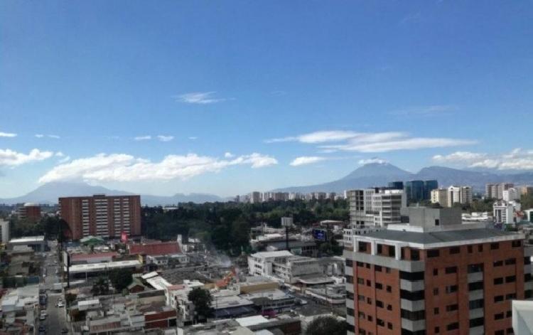 Rento amplio apartamento en zona 10, Diagonal 6. — foto 9