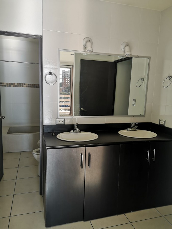 Apartamento en zona 10 cerca Los Proceres - Image 5