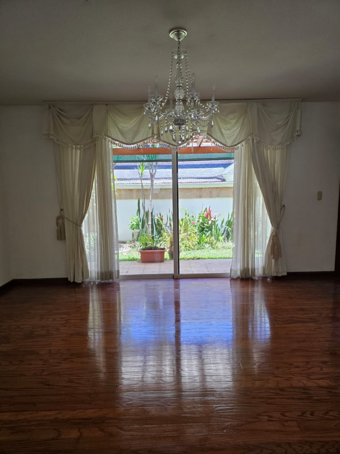 Casa en renta en zona 14 en Condominio