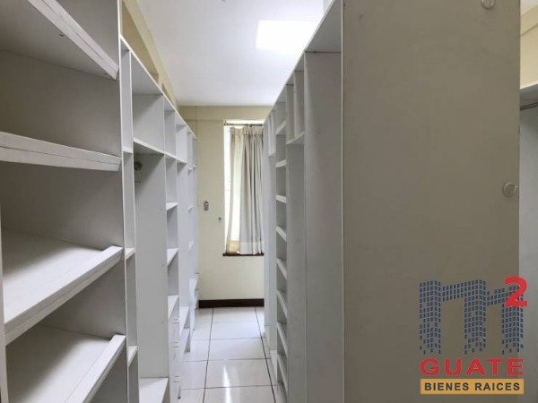 Casa de 428 m2 de construcción en Venta, Zona 10