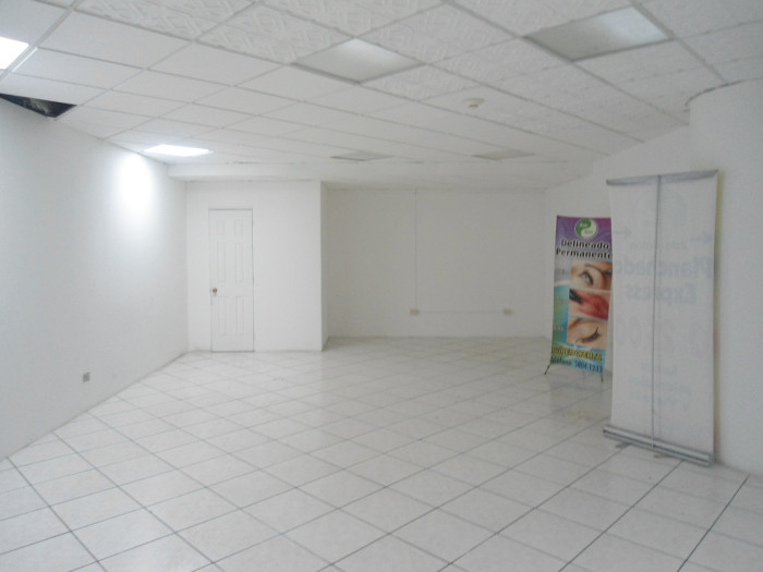 En Renta local comercial en zona 10 Plaza Comercial — foto 2