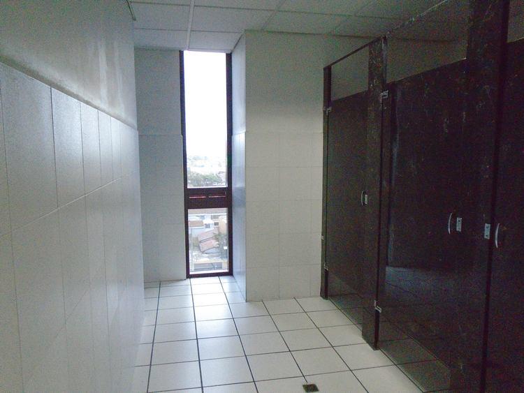 OFICINA COMERCIAL EN RENTA EN CALZADA ROOSEVELT - Miniatura 8