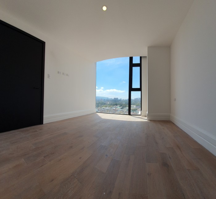 APARTAMENTO EN VENTA EN EDIFICIO CENTRICO DE ZONA 5 - Image 1