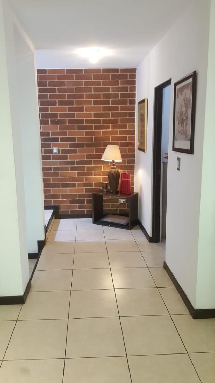 Venta de amplia casa en Rotondas de Kanajuyú zona 16. - Miniatura 9