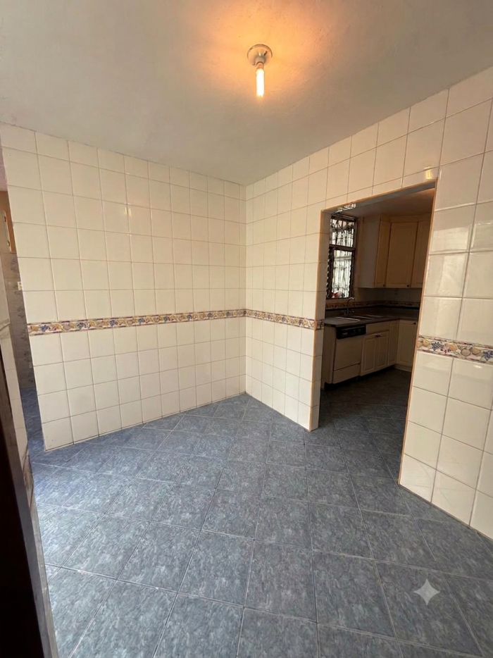 Casa sobre vía principal en Venta en Lourdes Zona 17 - Miniatura 11