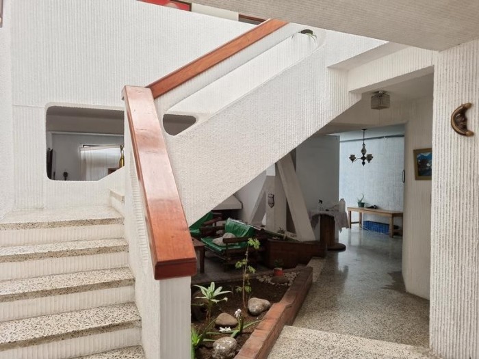 Casa en Venta Zona 10 Ciudad Guatemala afuera de garita - Image 3