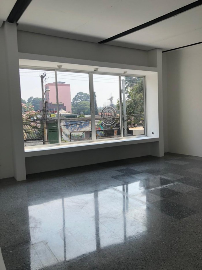 Alquilo local en zona 10