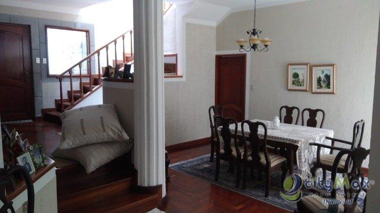 En Venta Amplia casa en condominio en zona 10 - Image 1
