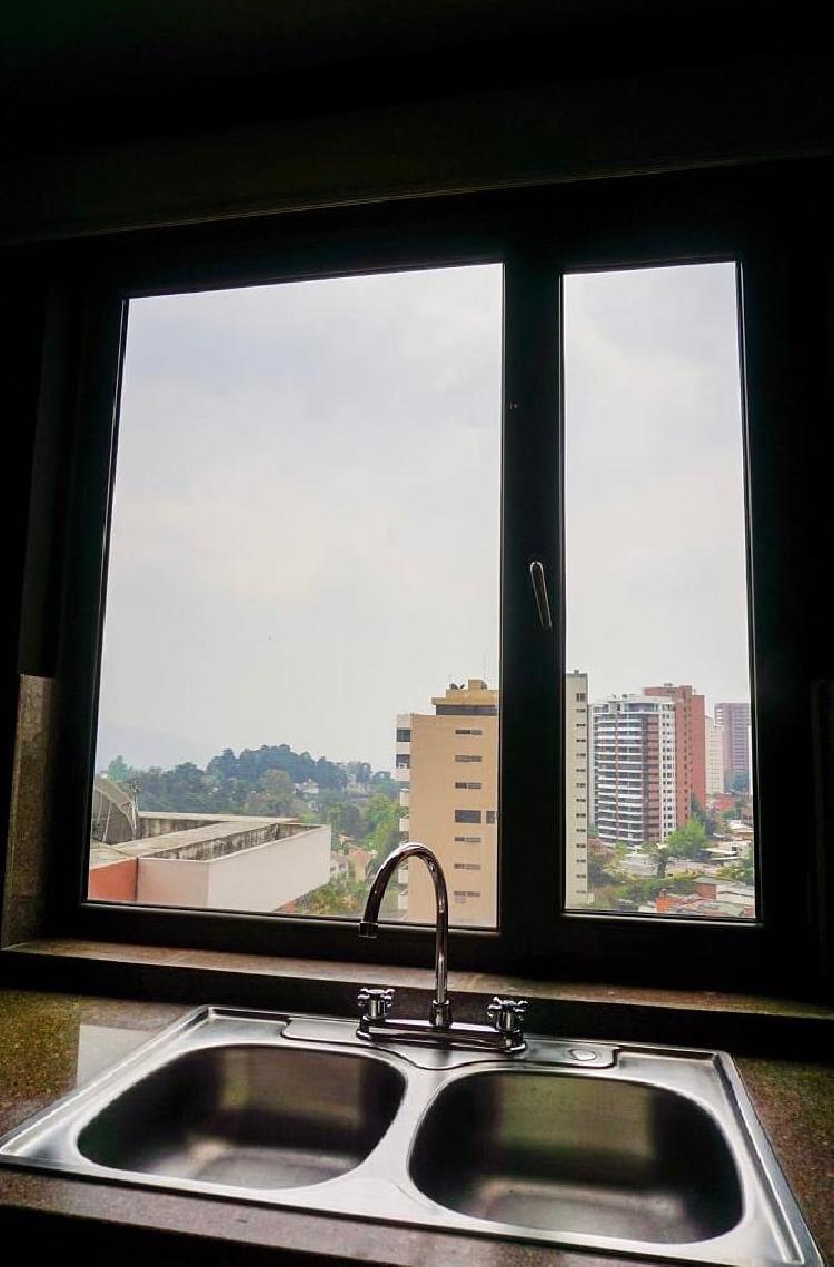 Venta de amplio apartamento, Edificio Plenum zona 14 - Miniatura 9