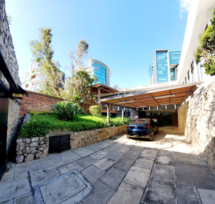 CASA GRANDE EN VENTA EN ZONA 15 VHll