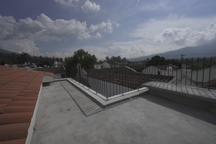 HERMOSA CASA DE ESQUINA, ANTIGUA GUATEMALA - Image 2