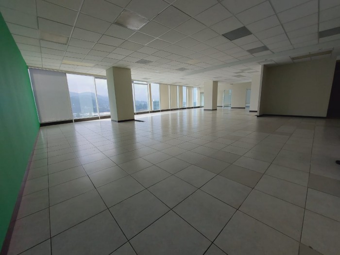 Oficina amplia en renta en Zona 10 Guatemala - Image 2
