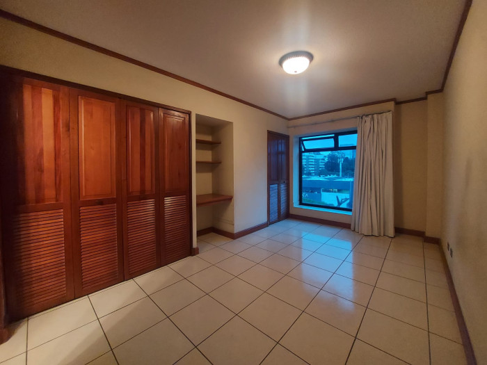 ALQUILO APARTAMENTO EN ZONA 14 FRENTE A LA NORIA — foto 7