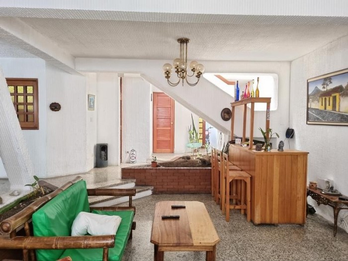Casa en Venta Zona 10 Ciudad Guatemala afuera de garita - Image 1
