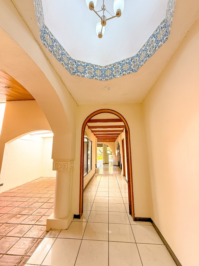 Casa con potencial comercial en Antiguo Cuscatlán - 3