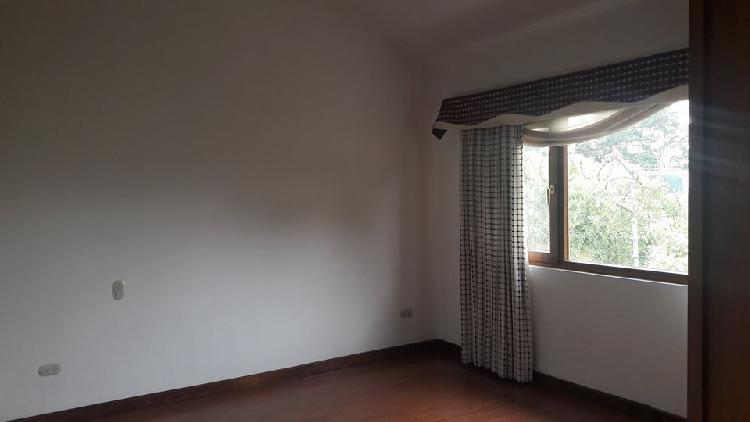 Se renta casa en zona 16