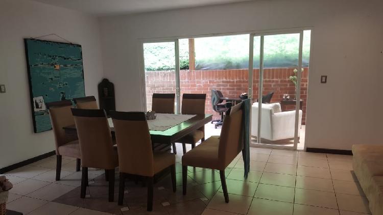 Venta de amplia casa en Rotondas de Kanajuyú zona 16. - Miniatura 2