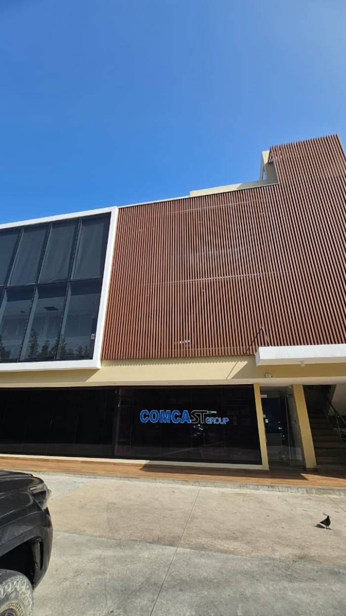 Rento Local Comercial Av. Núñez De Cáceres de 40.22mts - 1