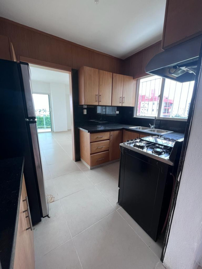 Apartamento con Linea Blanca en Evaristo Morales D.N - 3
