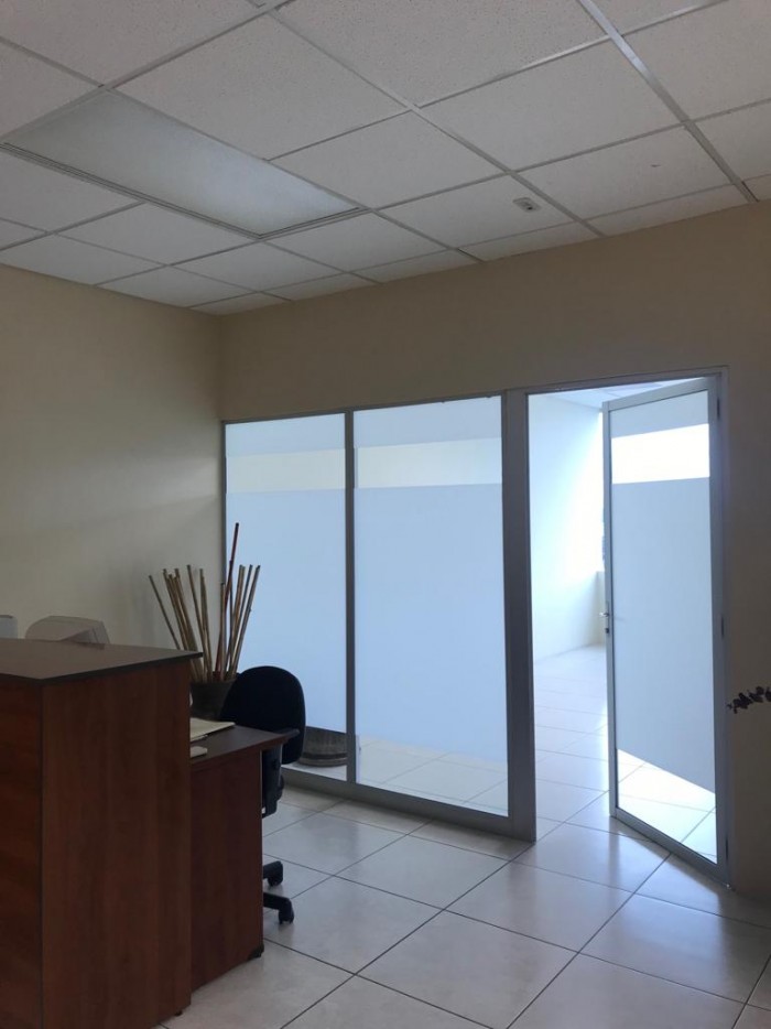 Rento oficina en excelente ubicación zona 10 — foto 2