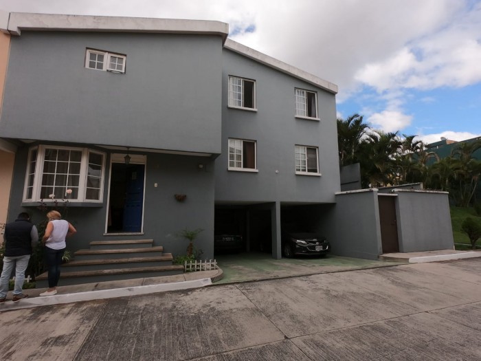 Casa en Renta en Zona 12, Cond. Quebrada de las Rosas