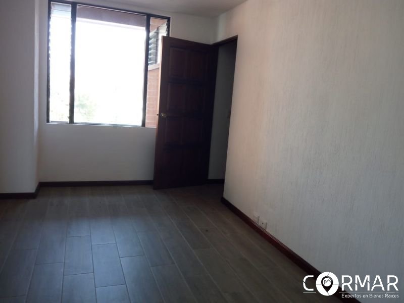 Apartamento amplio en alquiler, zona 10 - Image 5