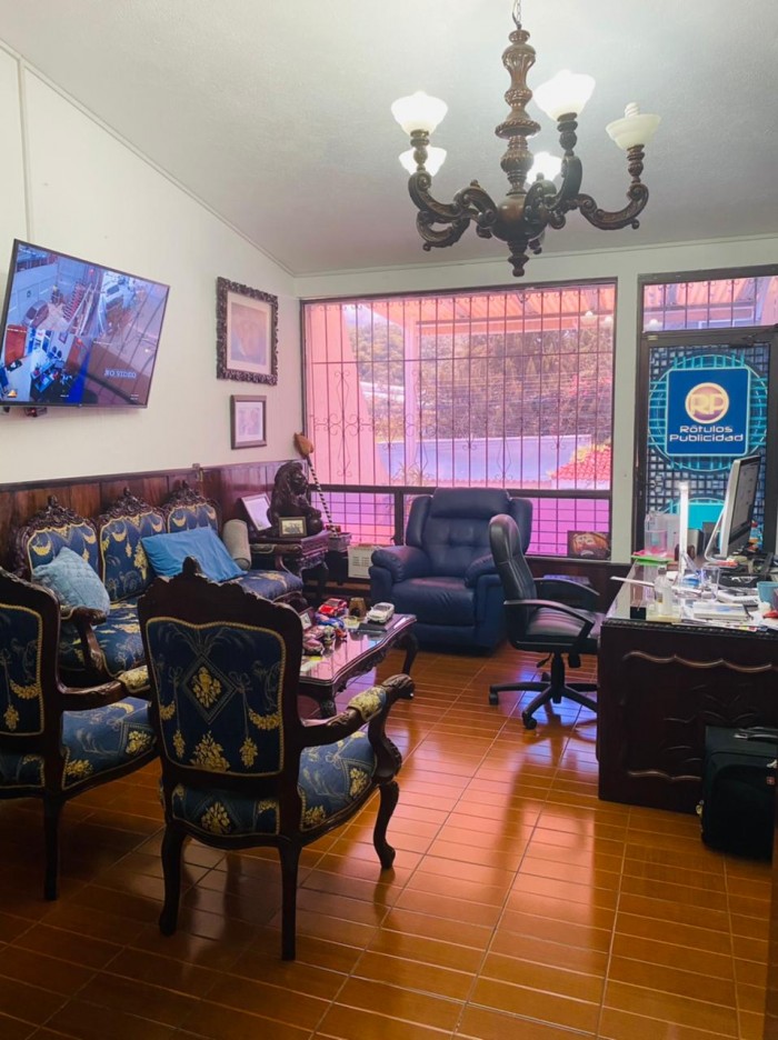 VENDO CASA CON DOS BODEGAS EN ZONA 3 DE MIXCO