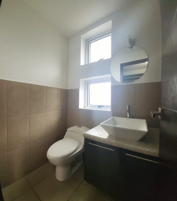 Apartamento en venta en zona 11 de 2 niveles col Toledo — foto 11