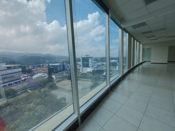 Oficina amplia en renta en Zona 10 Guatemala - Image 4