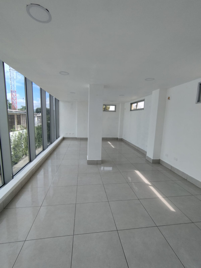 Rento Local Comercial Av. Núñez De Cáceres de 40.22mts - 2