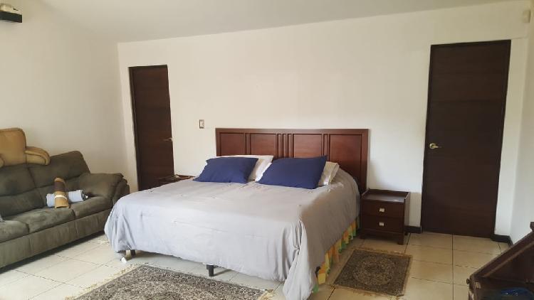 Venta de amplia casa en Rotondas de Kanajuyú zona 16. - Miniatura 11