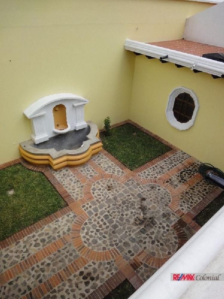 BONITA CASA EN VENTA EN EL CENTRO DE ANTIGUA GUATEMALA