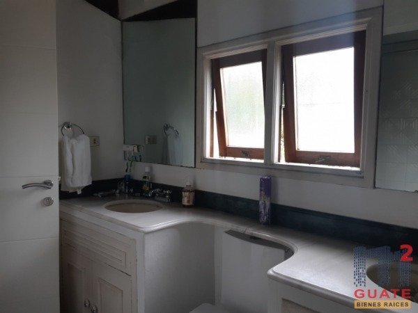 Casa de 350 m2 de construcción en Venta, Zona 14