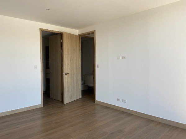 APARTAMENTO EN RENTA EN TRIVA, ZONA 15 — foto 2