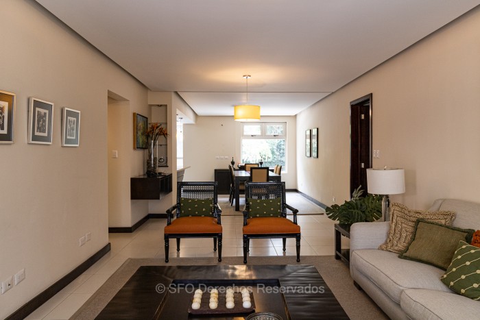 Apartamento Amueblado en Zona 10 en Renta - Image 1