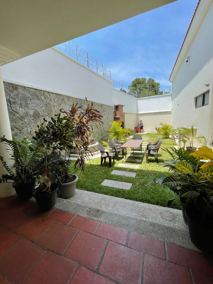 Casa grande en venta en Jutiapa sobre calle principal - Image 2