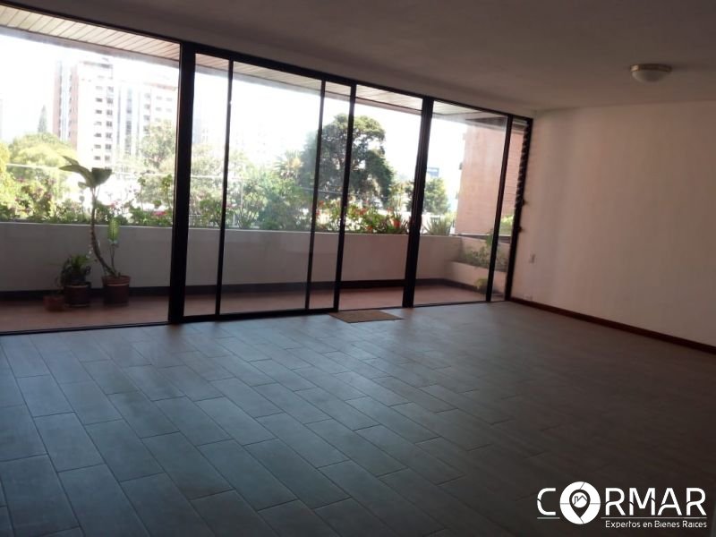Apartamento amplio en alquiler, zona 10 - Image 1