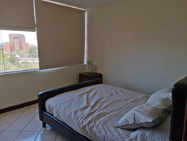 Rento amplio apartamento en exclusivo sector de zona 10 — foto 6