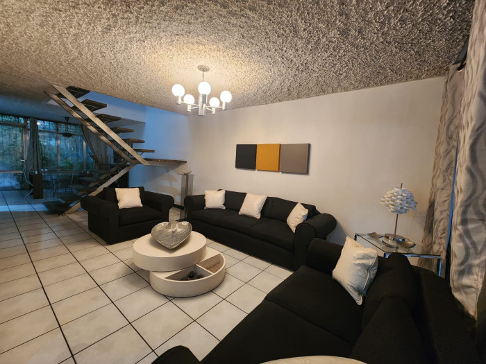 Venta de casa en Jardines de La Asunción, zona 5. - Image 1