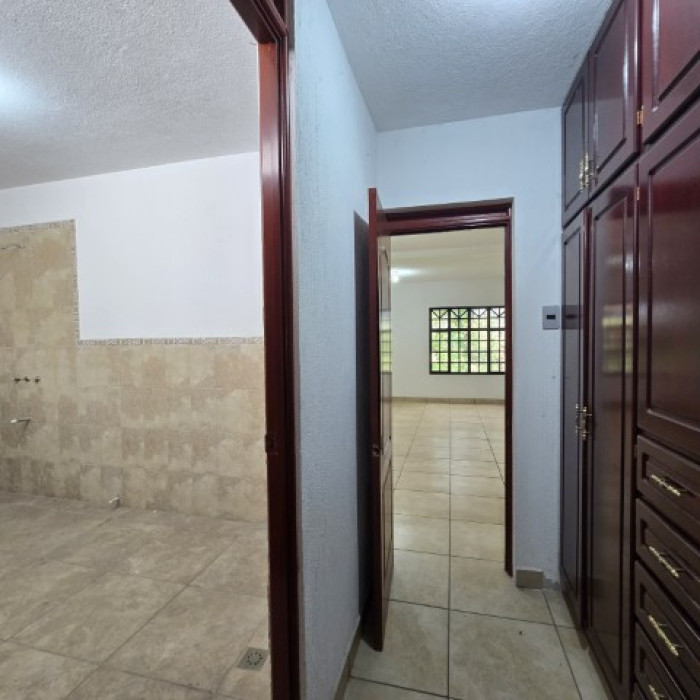 Casa grade en Venta Las Hojarascas Zona 1 de Mixco - Miniatura 23