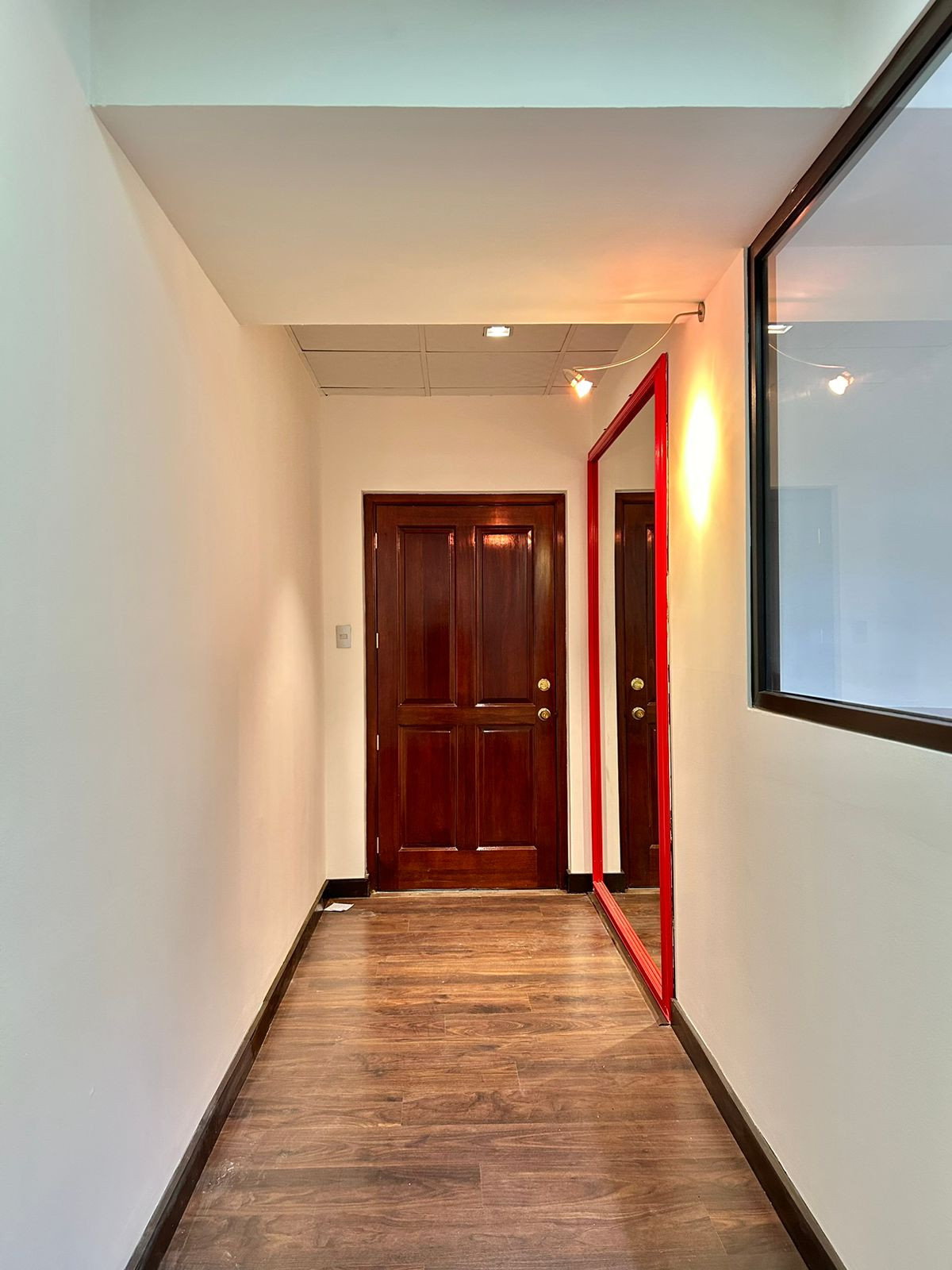 Oficina en renta en zona 14 Europlaza con acabados